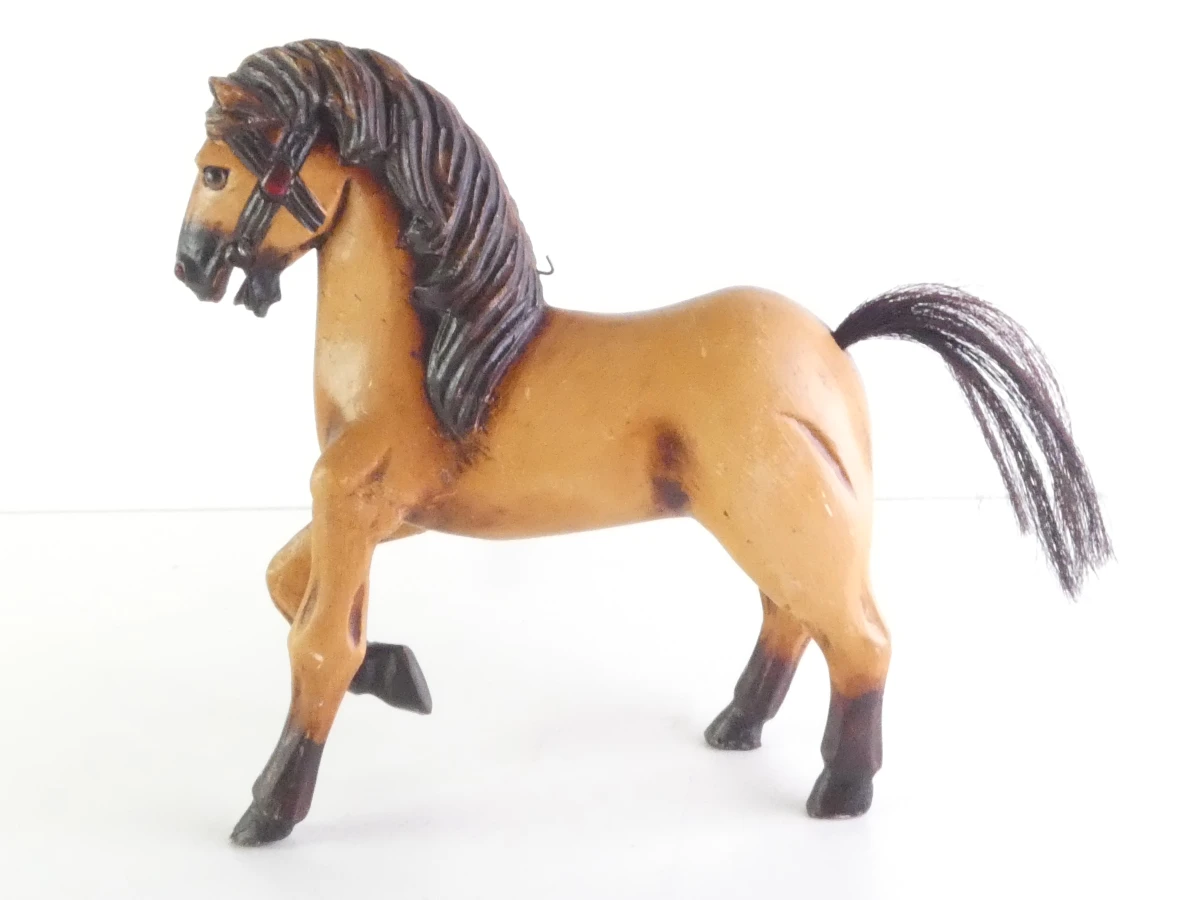 Vintage houten paardenbeeldje met fraaie details