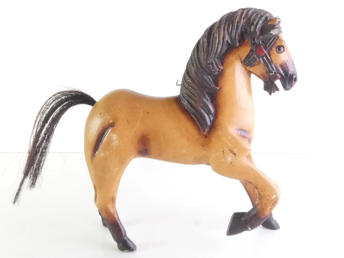 Vintage houten paardenbeeldje met fraaie details