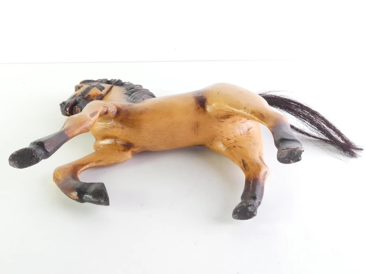 Vintage houten paardenbeeldje met fraaie details