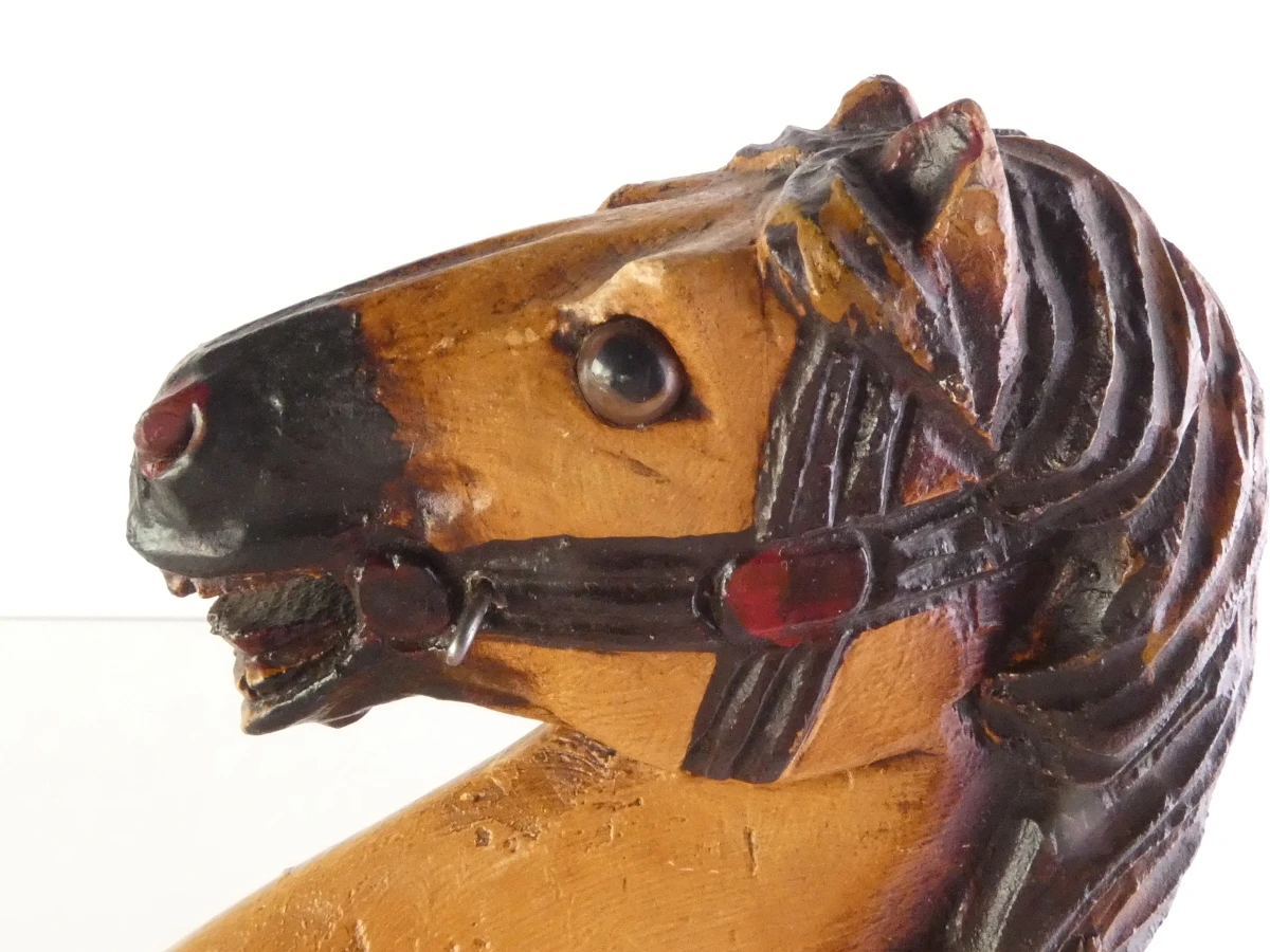 Vintage houten paardenbeeldje met fraaie details