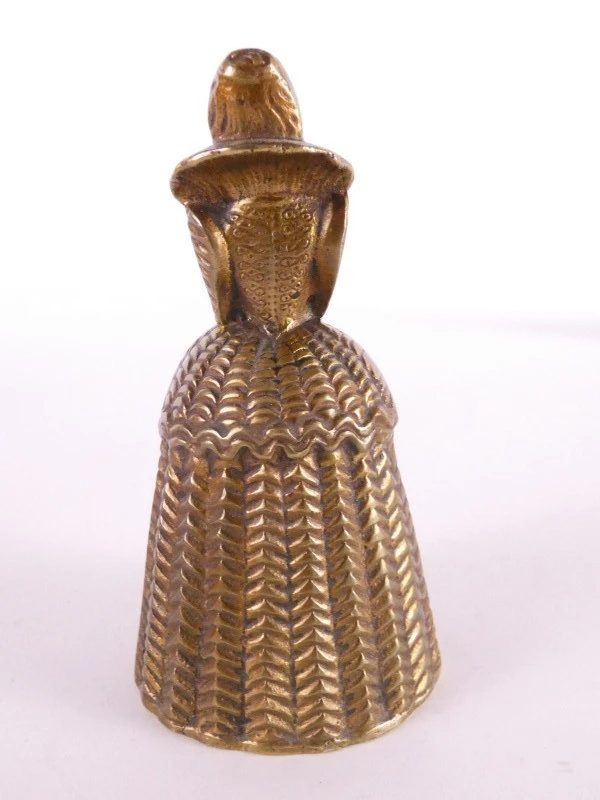 7 vintage figuratieve belletjes in messing/koper