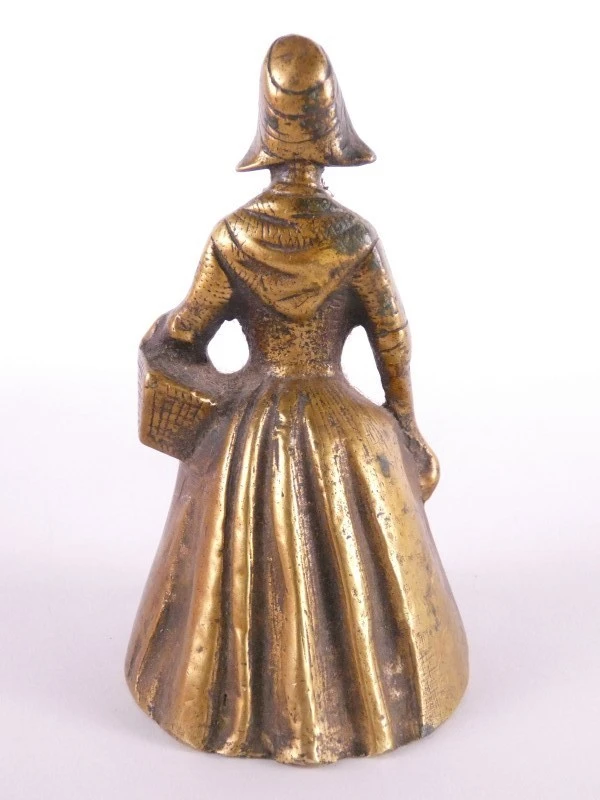 7 vintage figuratieve belletjes in messing/koper