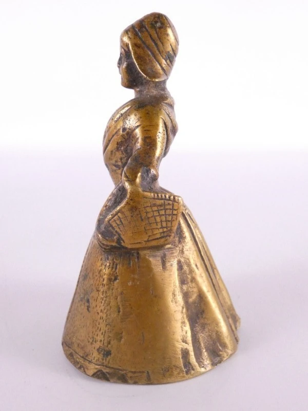 7 vintage figuratieve belletjes in messing/koper