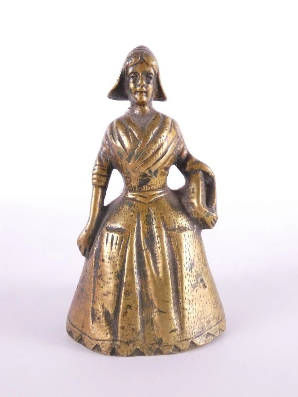 7 vintage figuratieve belletjes in messing/koper