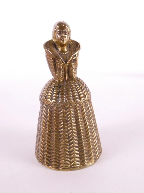 7 vintage figuratieve belletjes in messing/koper