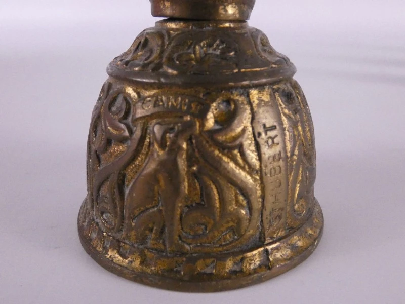 7 vintage figuratieve belletjes in messing/koper