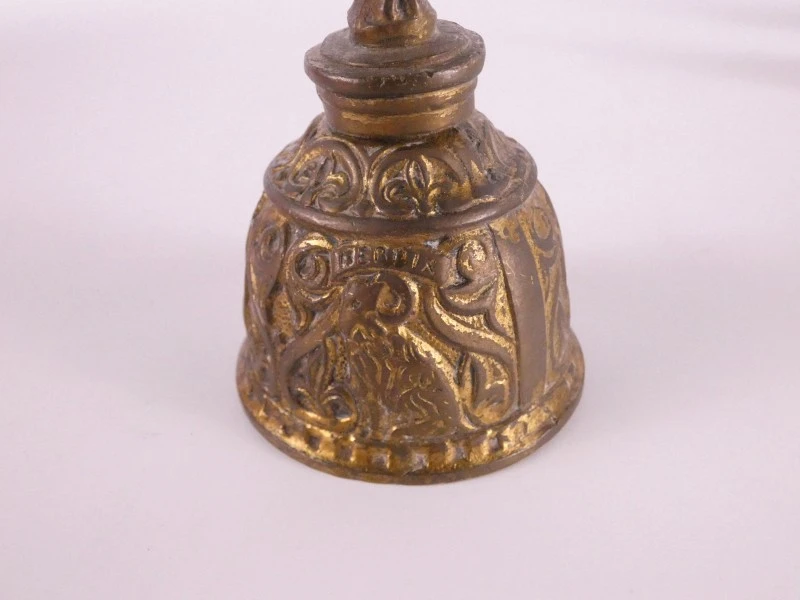 7 vintage figuratieve belletjes in messing/koper