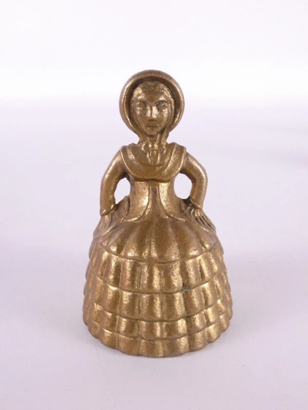 7 vintage figuratieve belletjes in messing/koper