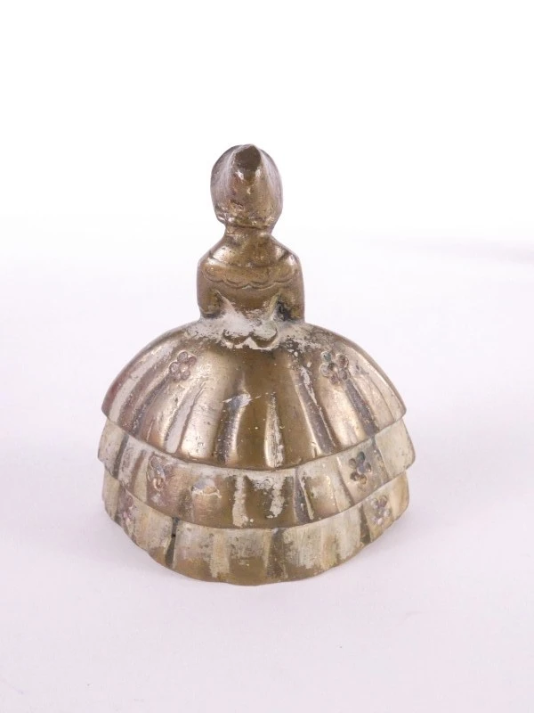 7 vintage figuratieve belletjes in messing/koper