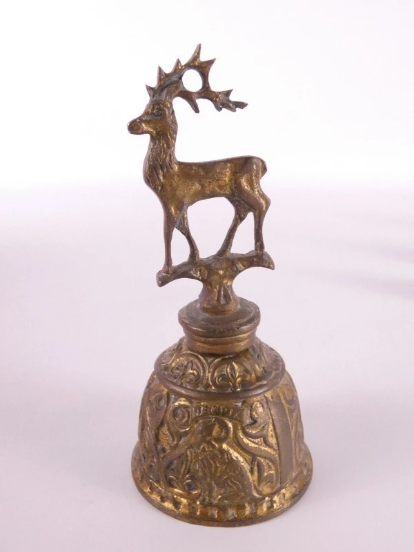7 vintage figuratieve belletjes in messing/koper