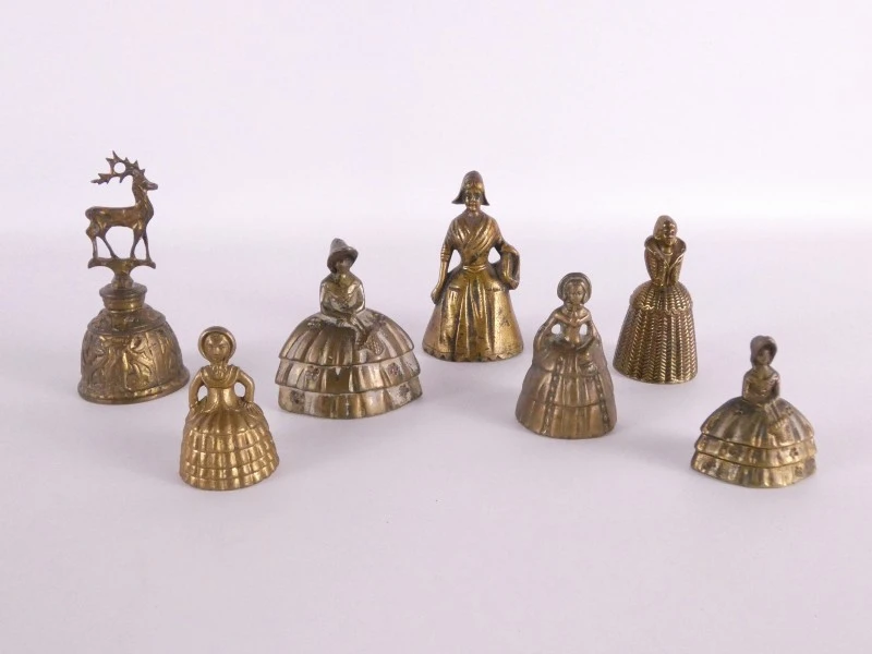 7 vintage figuratieve belletjes in messing/koper