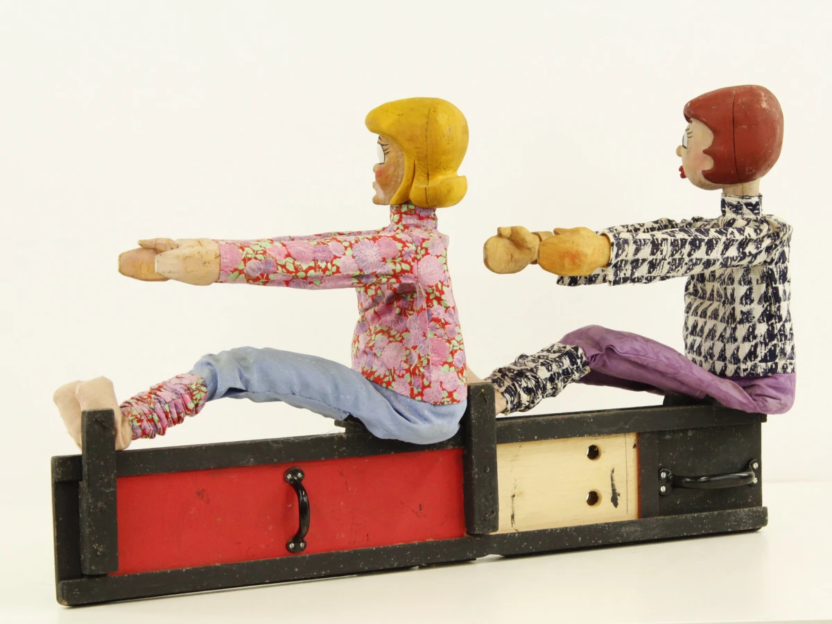 Vintage houten poppenkastpoppen met bewegingsmechanisme in Kiekeboe thema
