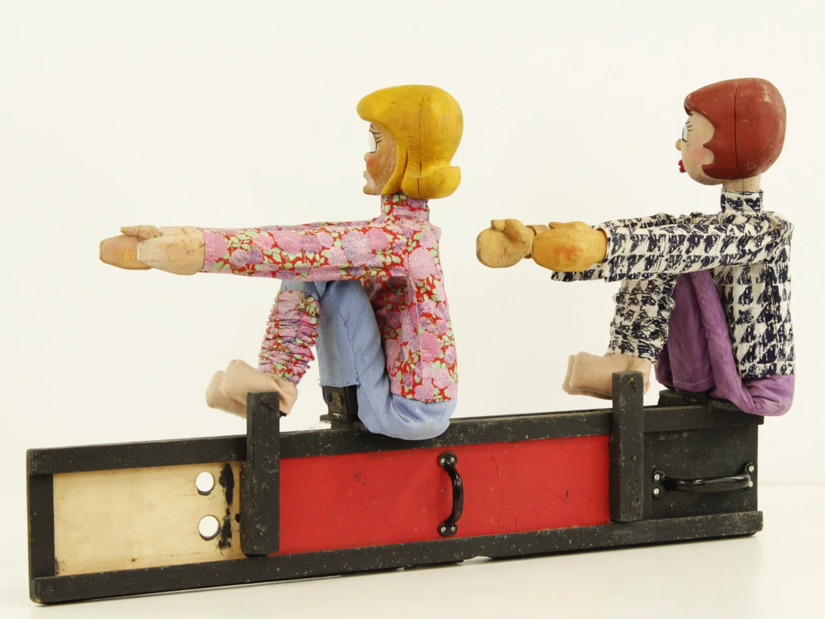 Vintage houten poppenkastpoppen met bewegingsmechanisme in Kiekeboe thema