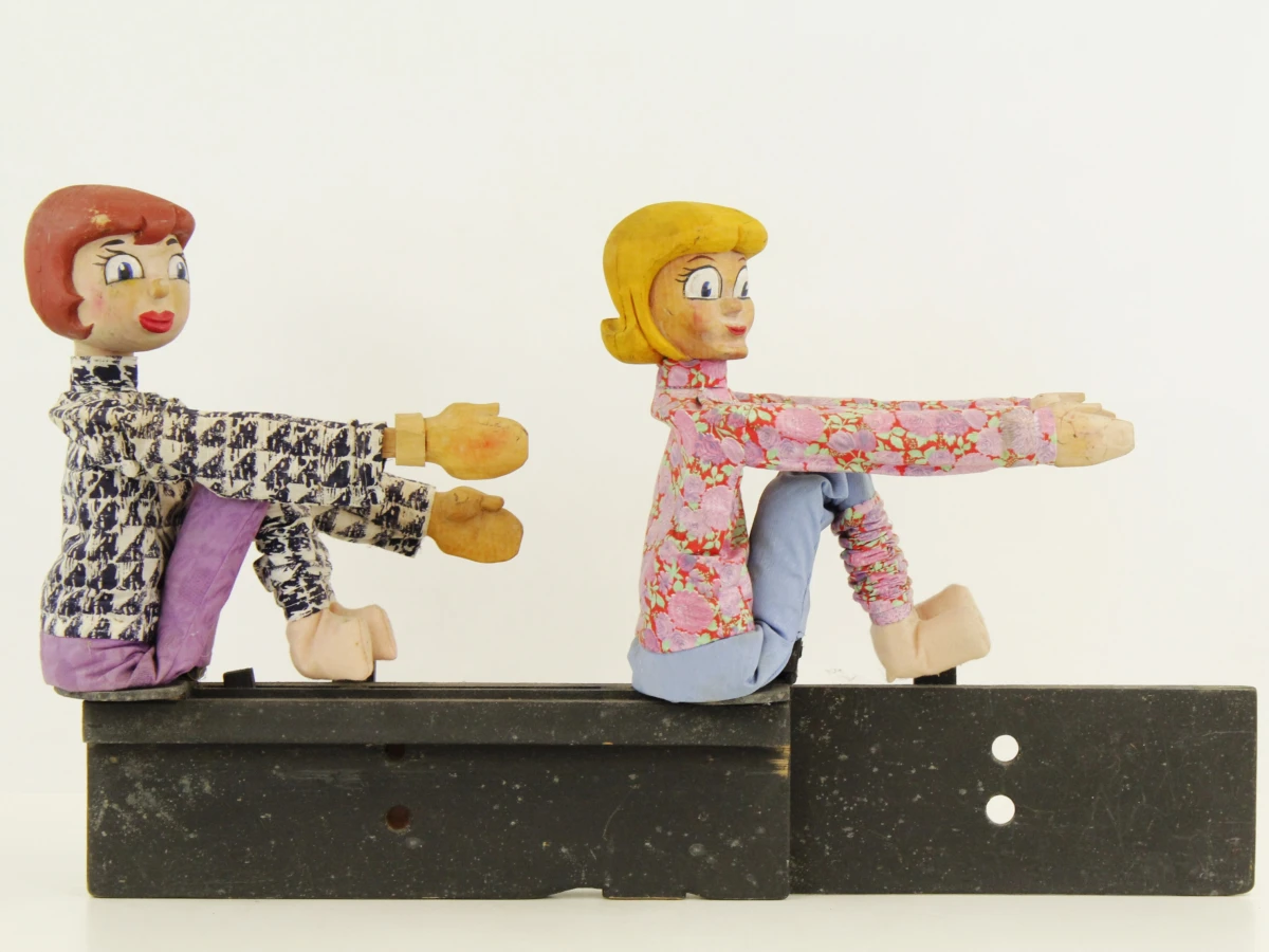 Vintage houten poppenkastpoppen met bewegingsmechanisme in Kiekeboe thema