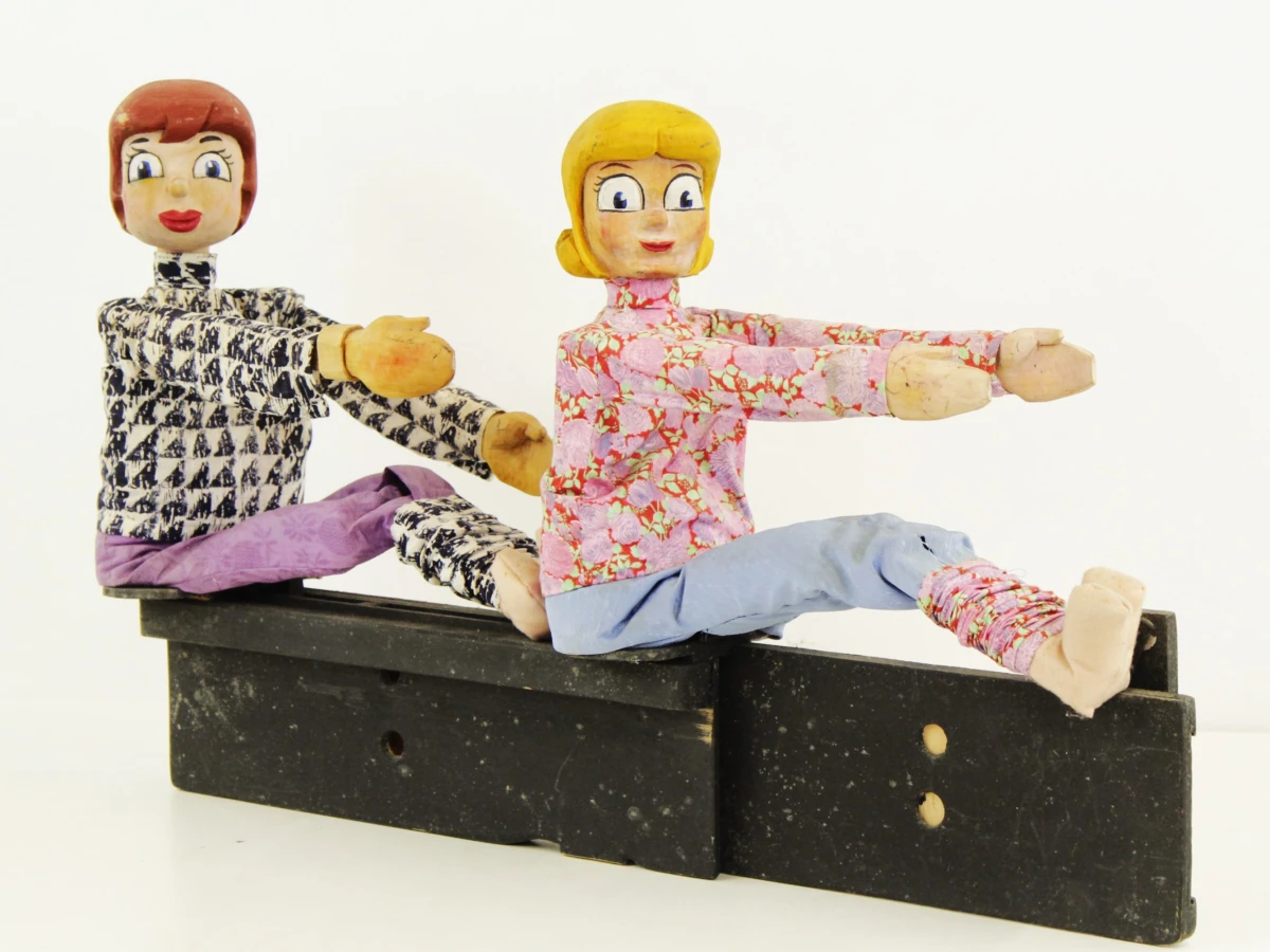 Vintage houten poppenkastpoppen met bewegingsmechanisme in Kiekeboe thema