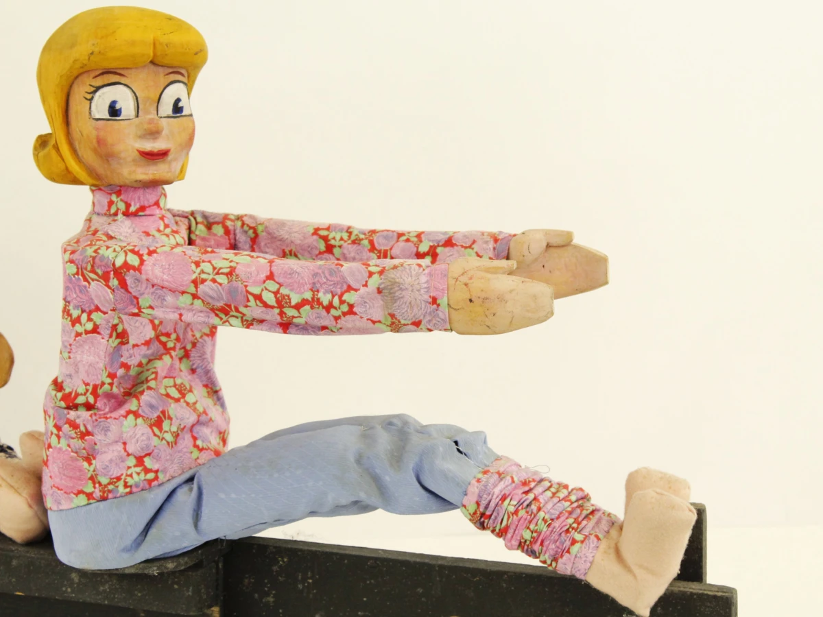 Vintage houten poppenkastpoppen met bewegingsmechanisme in Kiekeboe thema