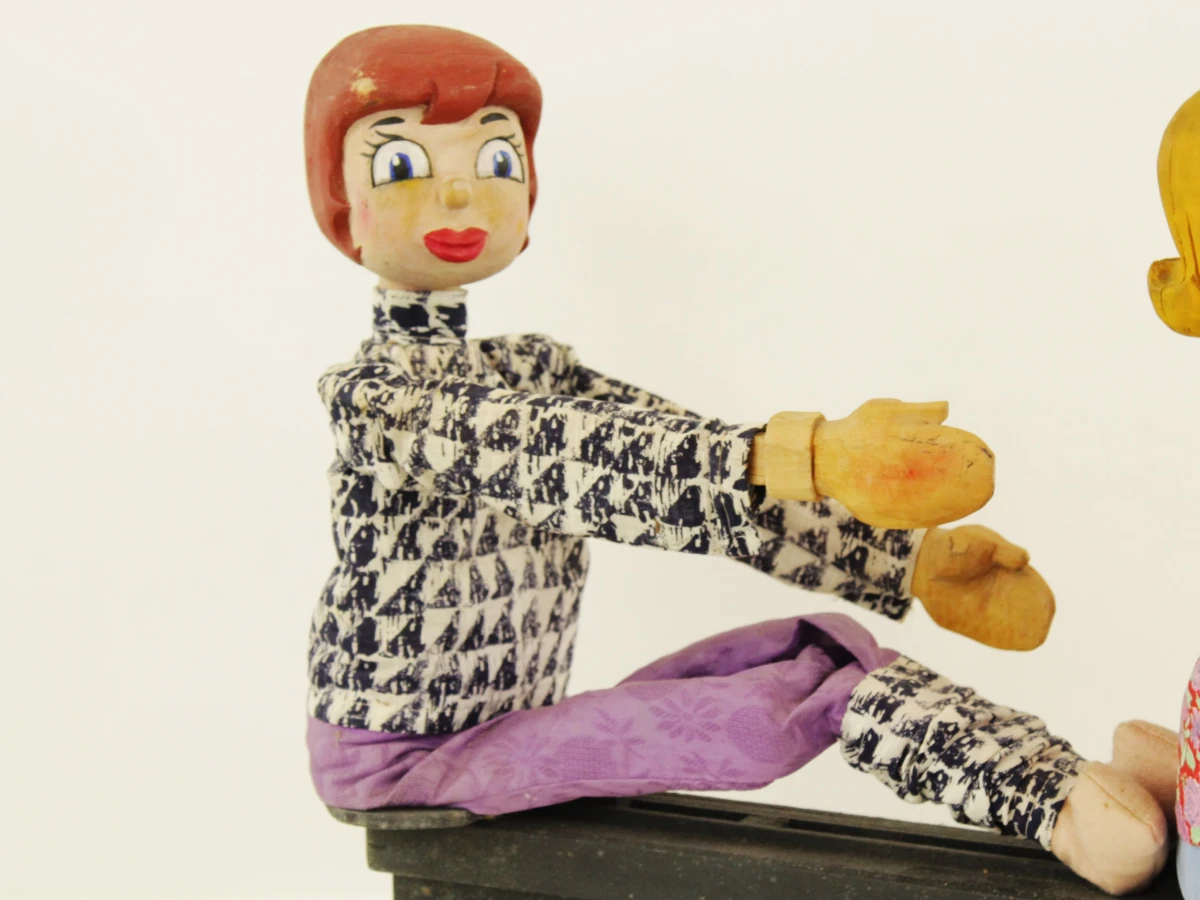 Vintage houten poppenkastpoppen met bewegingsmechanisme in Kiekeboe thema