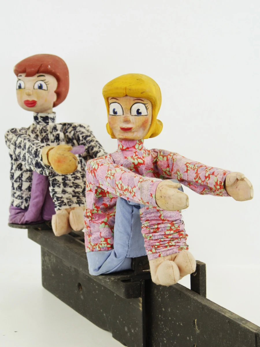 Vintage houten poppenkastpoppen met bewegingsmechanisme in Kiekeboe thema
