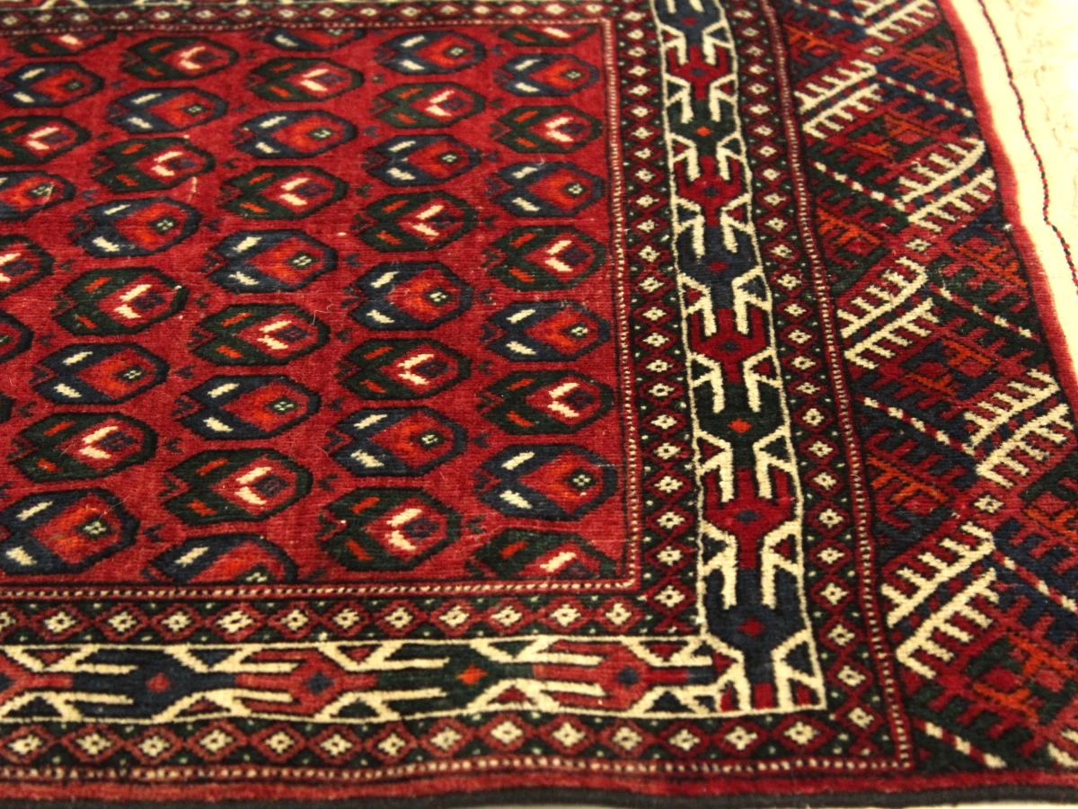 Oosters tapijtje met geometrische motieven en franjes – 140 x 84 cm