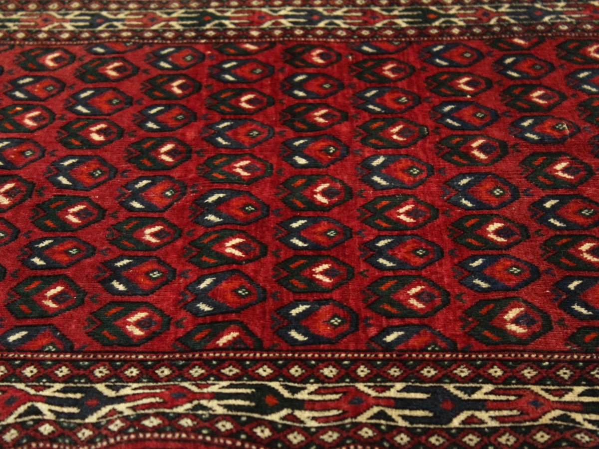 Oosters tapijtje met geometrische motieven en franjes – 140 x 84 cm