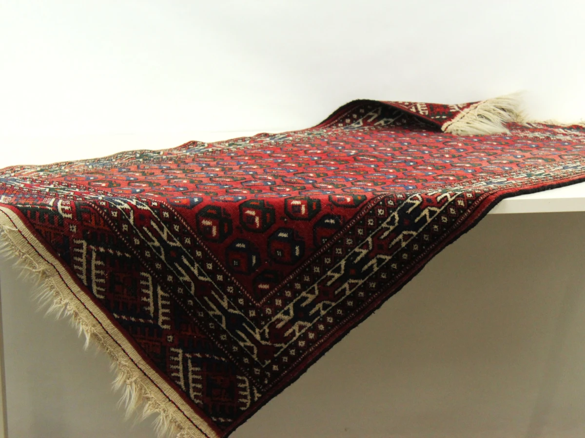 Oosters tapijtje met geometrische motieven en franjes – 140 x 84 cm