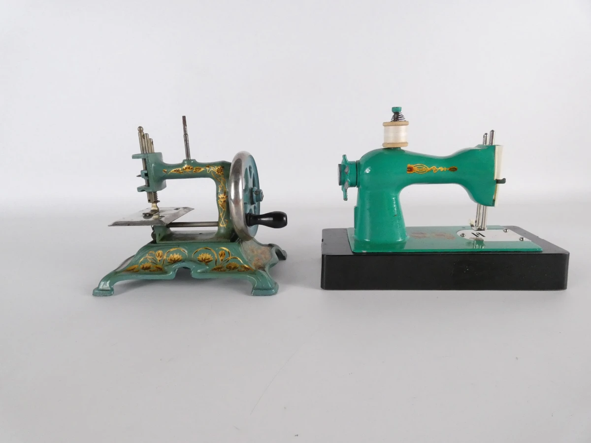 Set van 2 vintage speelgoed naaimachines in metaal