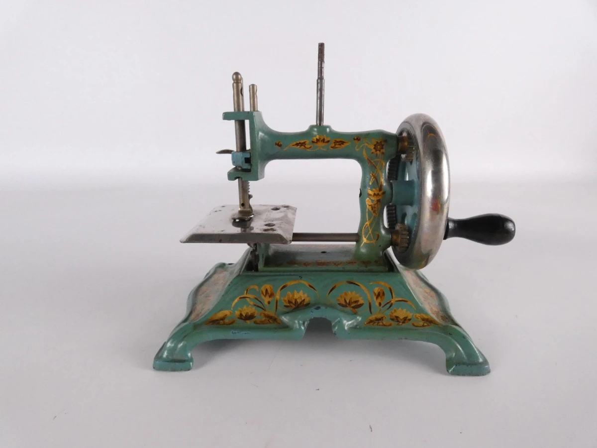 Set van 2 vintage speelgoed naaimachines in metaal