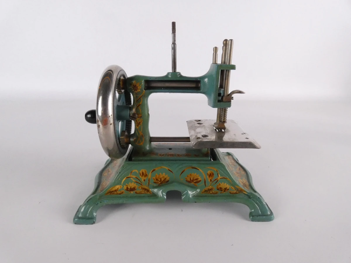 Set van 2 vintage speelgoed naaimachines in metaal