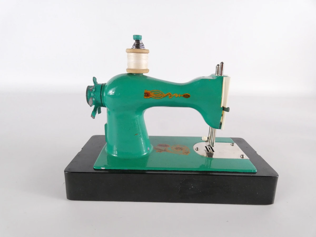 Set van 2 vintage speelgoed naaimachines in metaal
