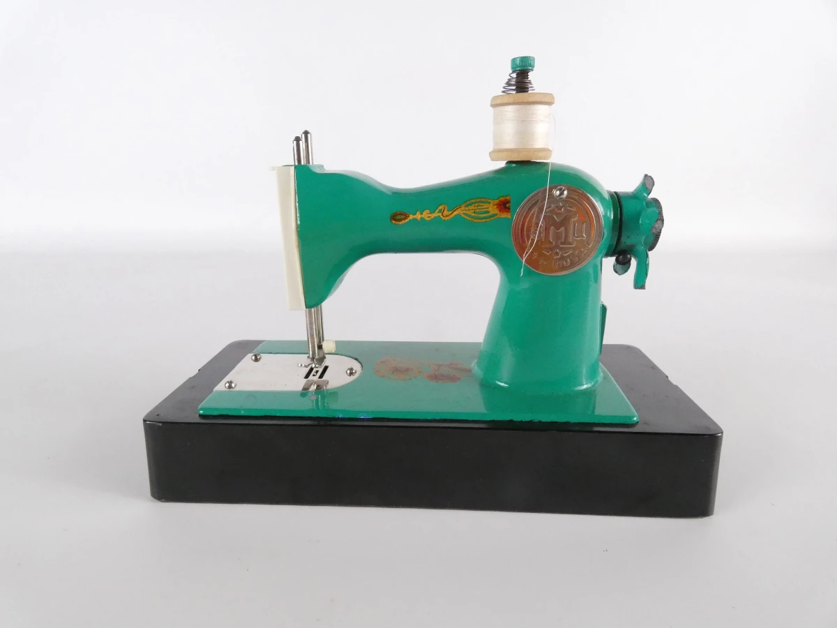Set van 2 vintage speelgoed naaimachines in metaal