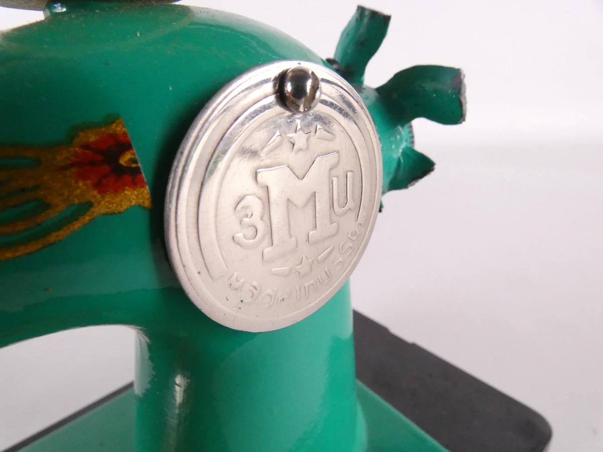 Set van 2 vintage speelgoed naaimachines in metaal