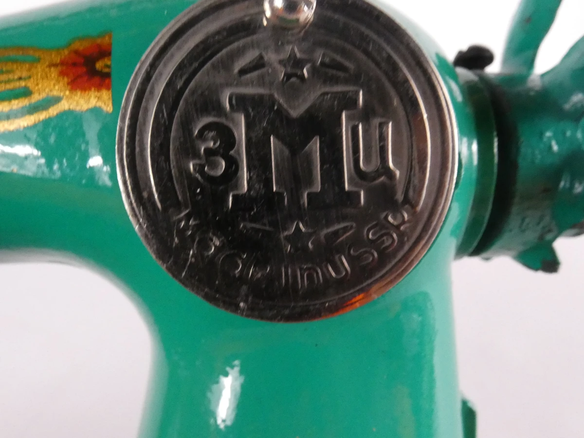Set van 2 vintage speelgoed naaimachines in metaal