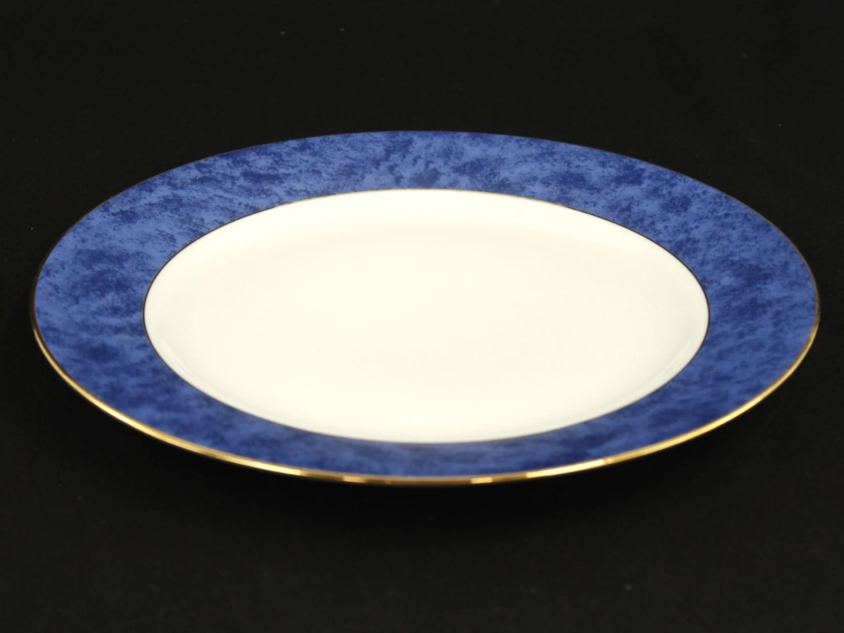 Set van 9 Limoges porseleinen borden met blauwe rand en goudkleurige afwerking