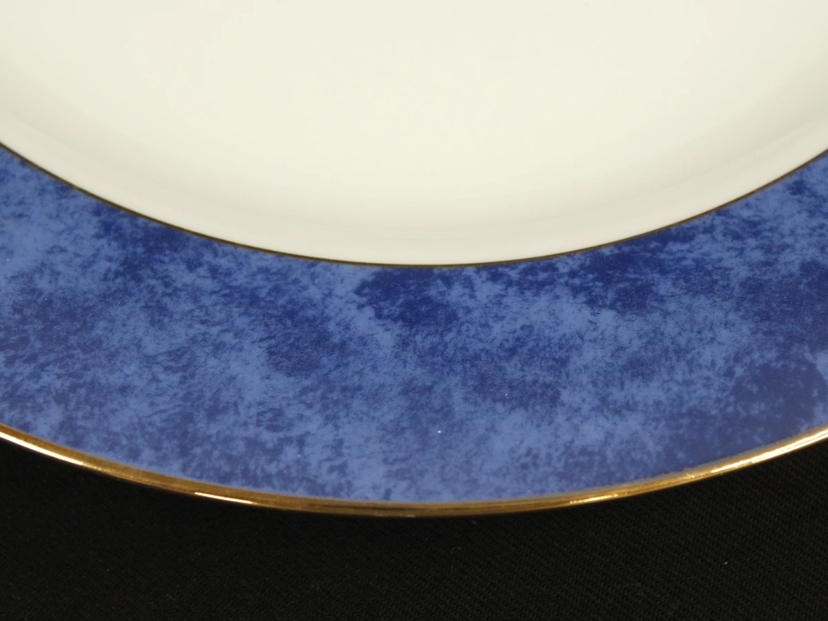 Set van 9 Limoges porseleinen borden met blauwe rand en goudkleurige afwerking