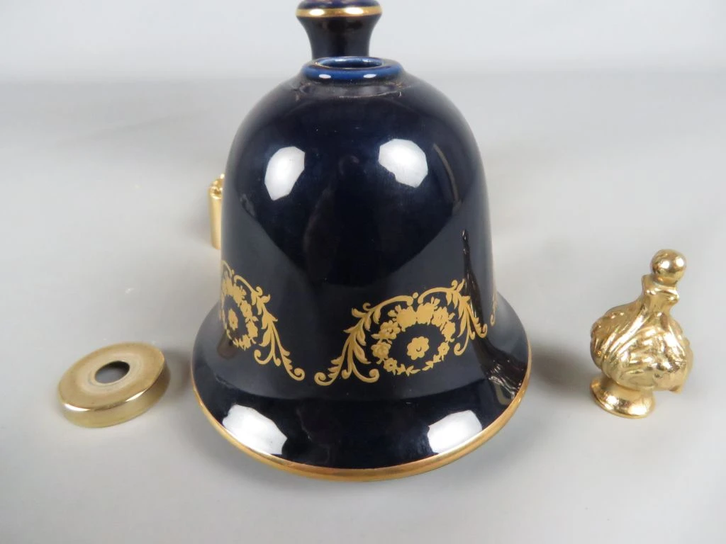 Decoratieve sierurn vaas met gouden accenten en schildering