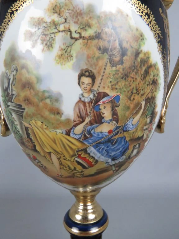 Decoratieve sierurn vaas met gouden accenten en schildering