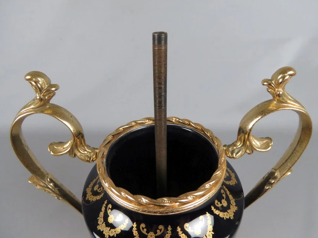 Decoratieve sierurn vaas met gouden accenten en schildering