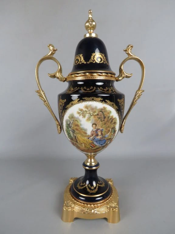 Decoratieve sierurn vaas met gouden accenten en schildering