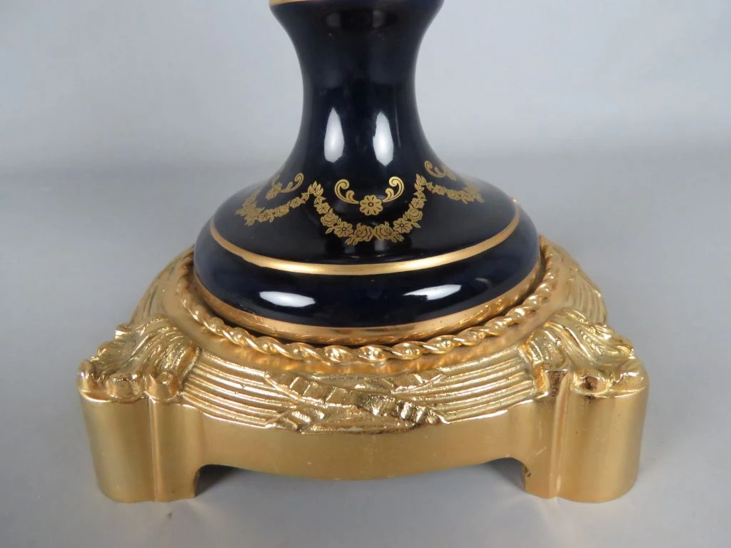 Decoratieve sierurn vaas met gouden accenten en schildering