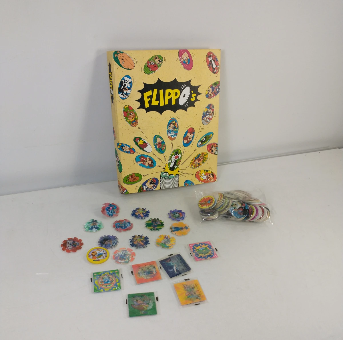 Verzameling Flippo's met album en diverse figuren – kavel bij De Kringwinkel, Turnhout