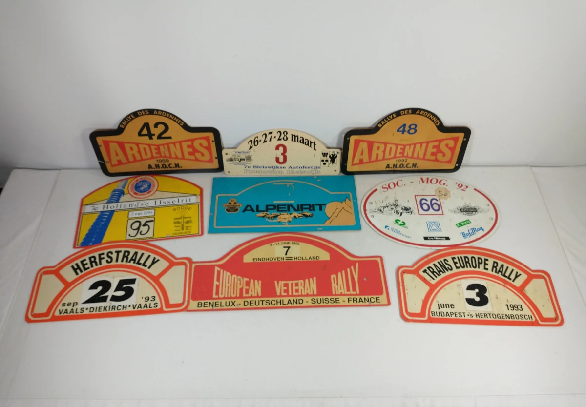 Set van 9 vintage rally- en autostickerplaten – kavel bij De Kringwinkel, Turnhout