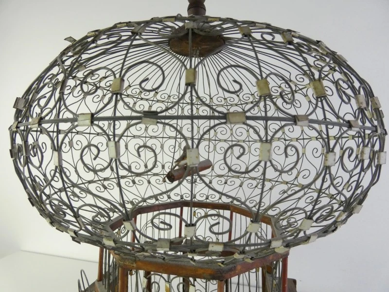 Decoratieve Vogelkooi in Victoriaanse / Montgolfier-stijl