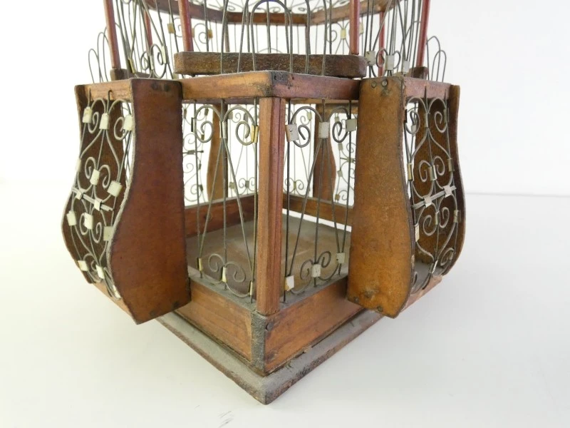 Decoratieve Vogelkooi in Victoriaanse / Montgolfier-stijl