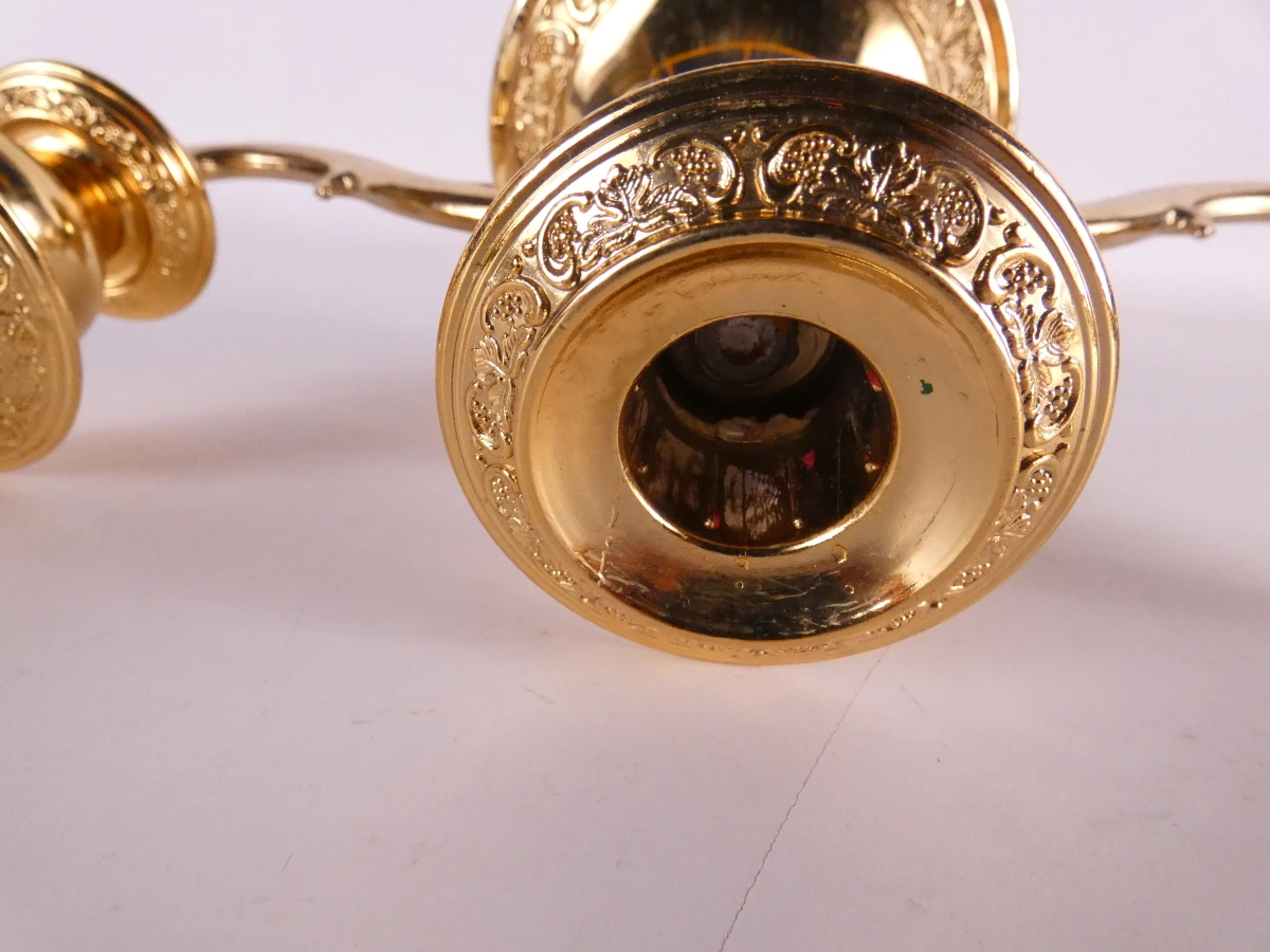 Set van goud geplateerde kandelaars en servethouder