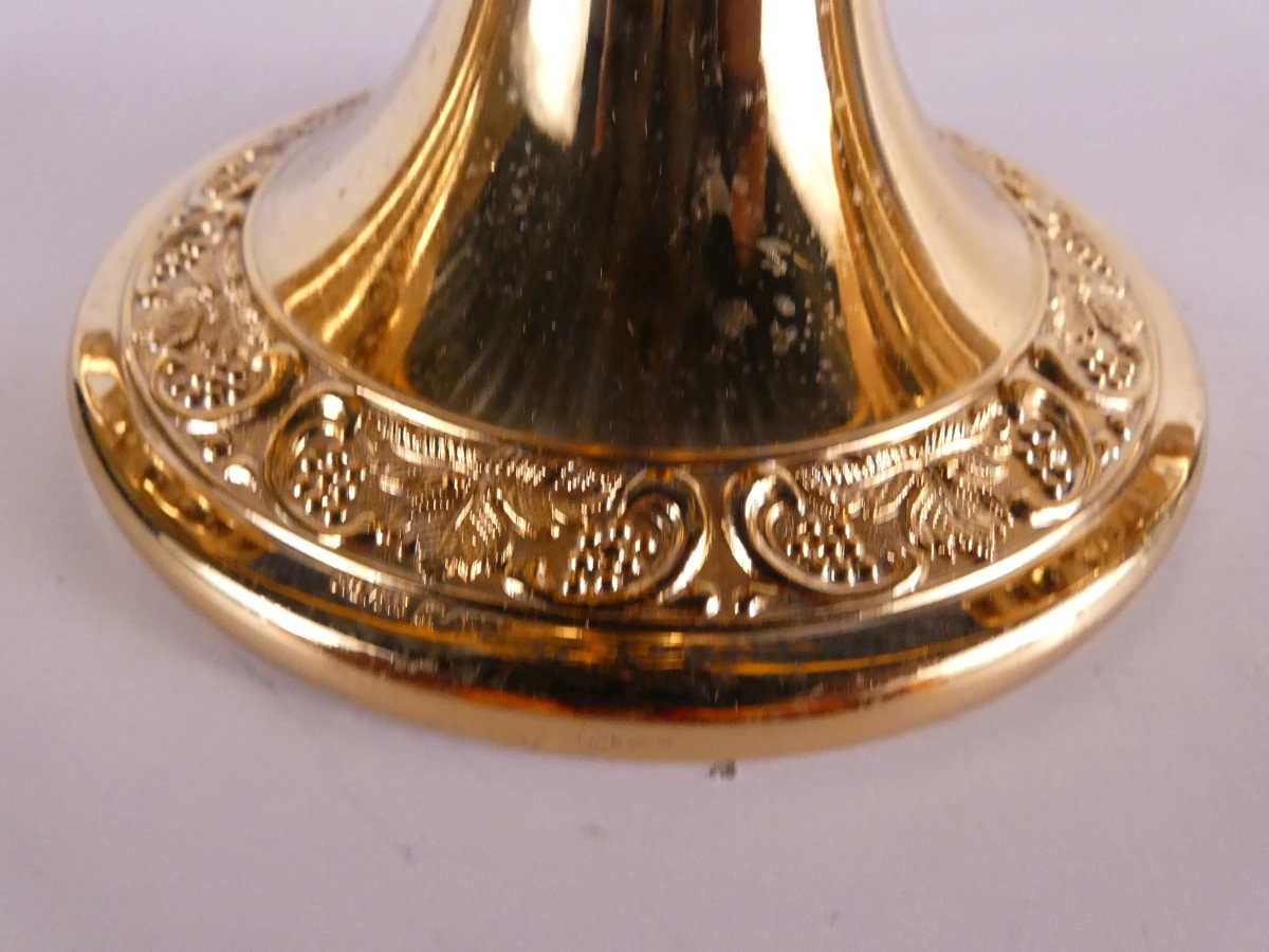 Set van goud geplateerde kandelaars en servethouder