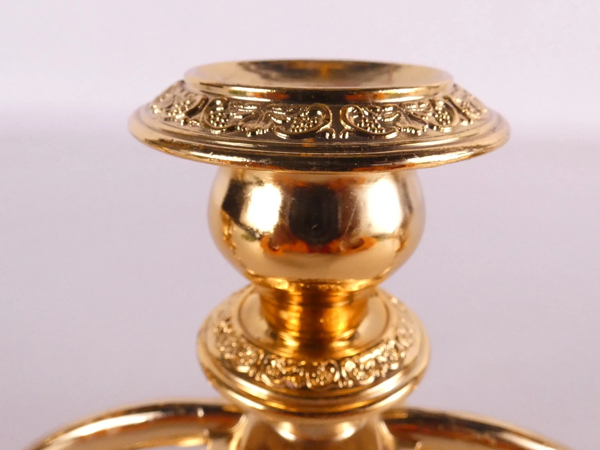 Set van goud geplateerde kandelaars en servethouder