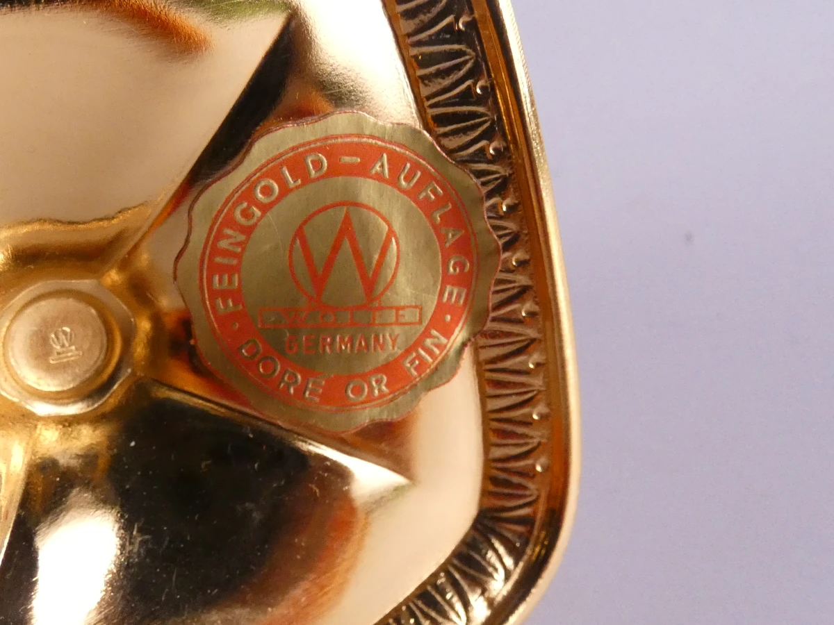 Set van goud geplateerde kandelaars en servethouder