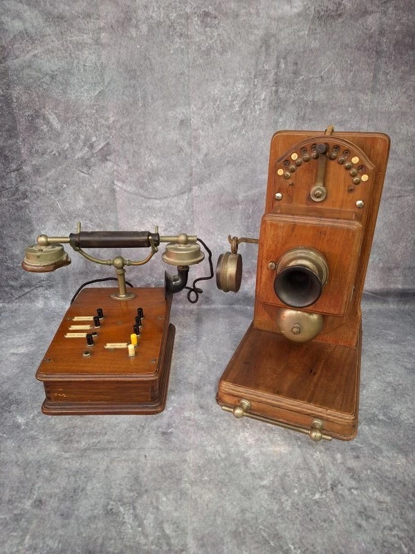 Set van 2 antieke houten telefoons / intercomsystemen ca. 1900–1920 - tafel- en wandmodel - foto 2