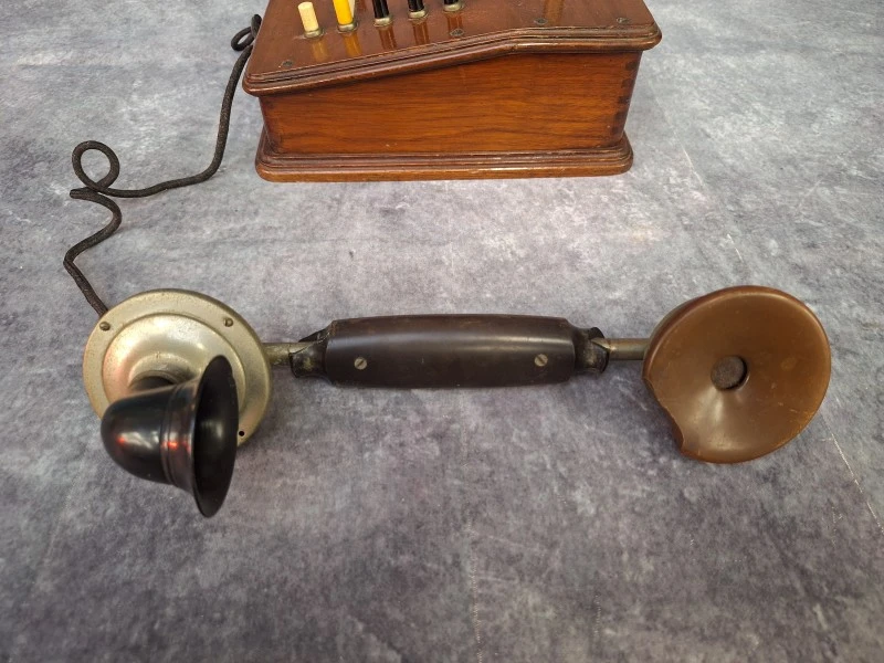 Set van 2 antieke houten telefoons / intercomsystemen ca. 1900–1920 - tafel- en wandmodel - foto 14