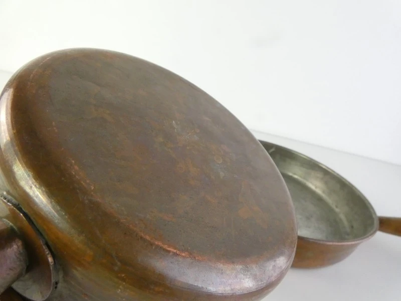 Set van 5 koperen kookpotten en 5 koperen pannen met deksels